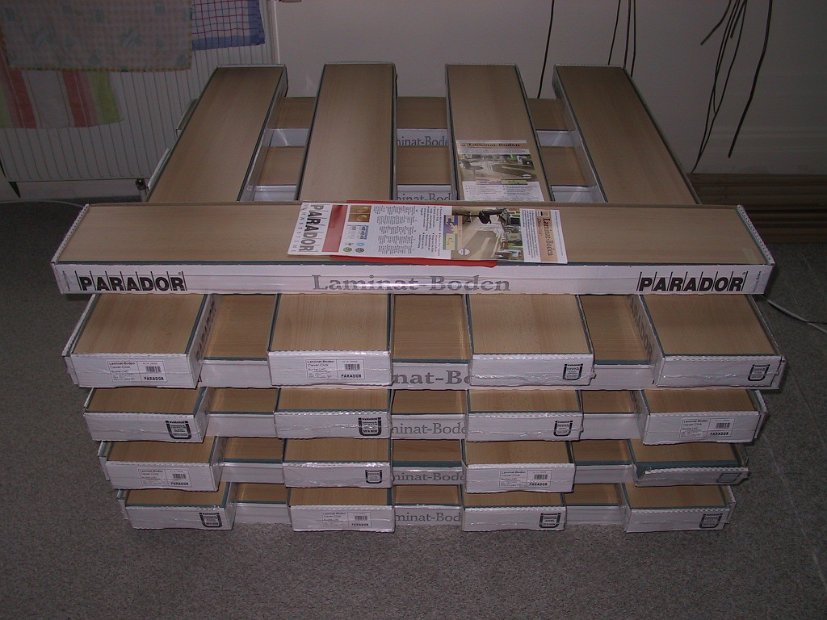2002 04 11 Laminatfussboden gestapelt 01