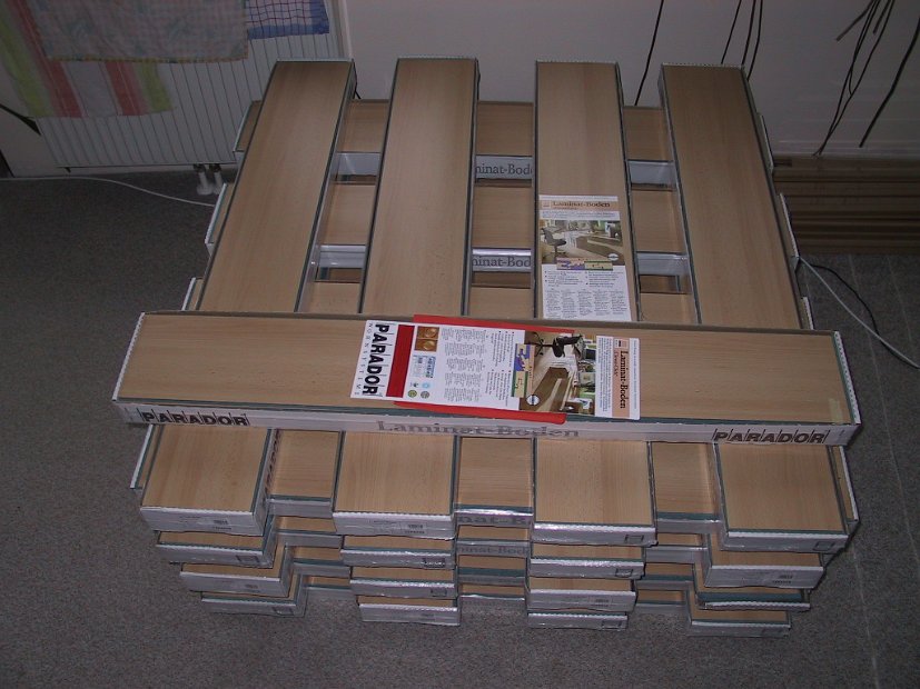 2002 04 11 Laminatfussboden gestapelt 02