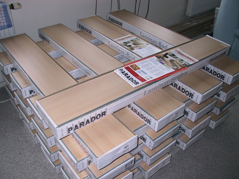 2002 04 11 Laminatfussboden gestapelt 06